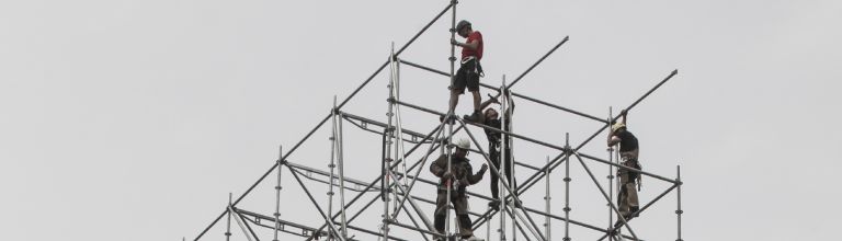 Arbeiter auf einem Gerüst