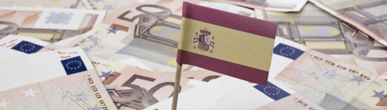 Spanische Flagge vor Euro-Scheinen