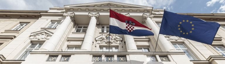 Die kroatische und europäische Flagge vor dem kroatischen Parlament