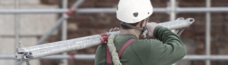 Arbeiter vor einer Baustelle