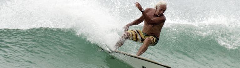 Rentner auf Surfbrett